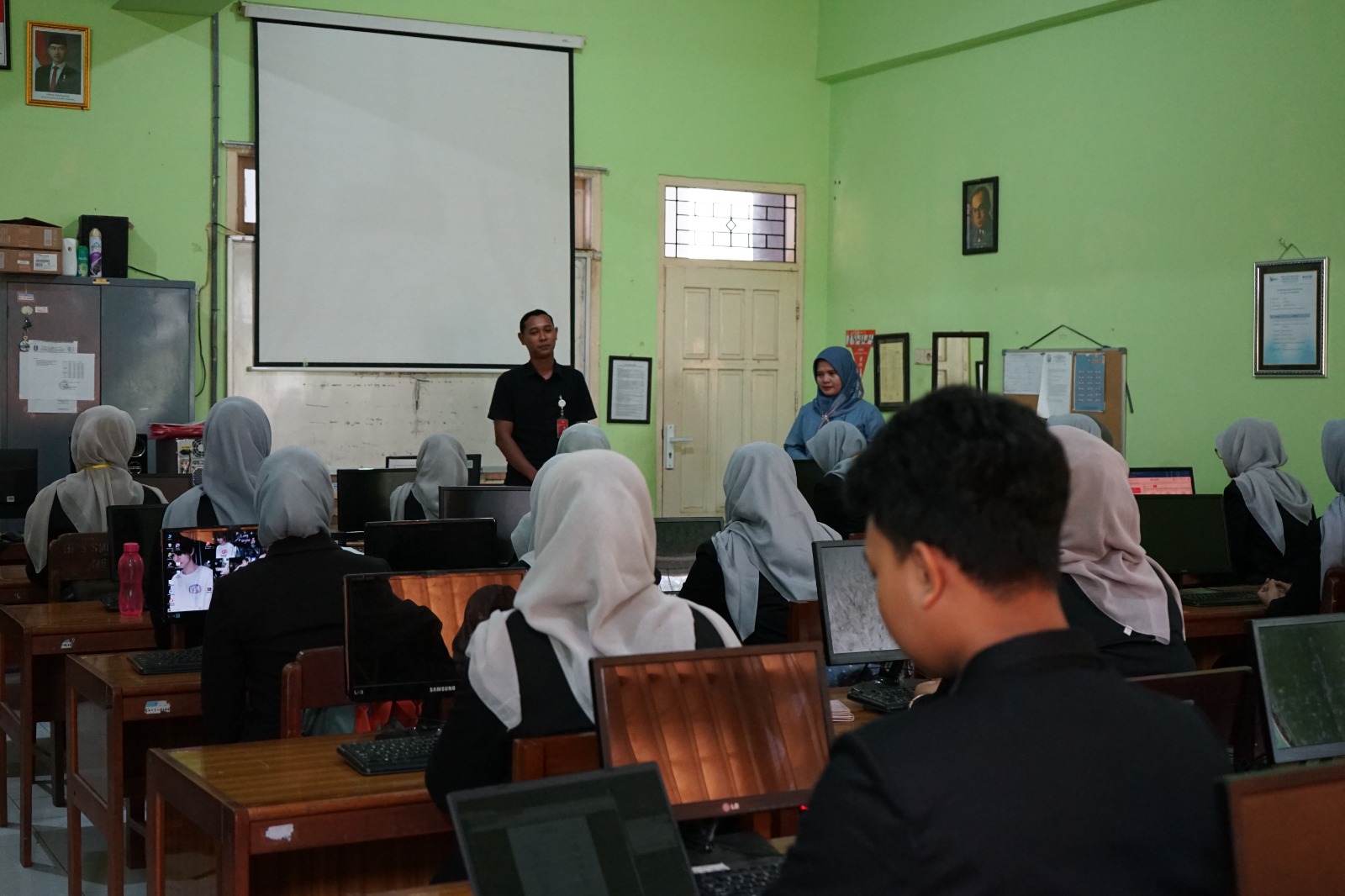 Kawal Standarisasi Kompetensi Akuntansi, Bisnis Digital, & Perkantoran di SMKN 1 Boyolangu